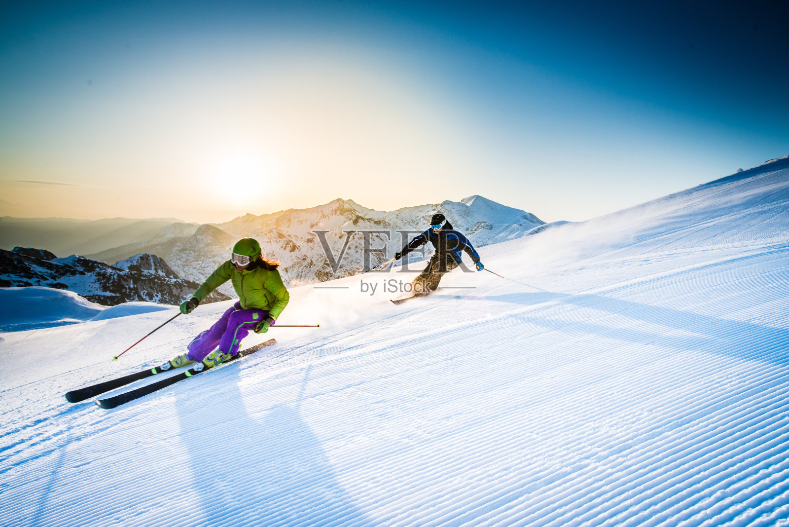 男人和女人滑雪下山照片摄影图片