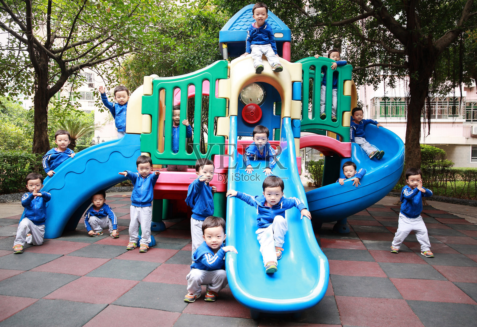可爱的亚洲孩子在公园里照片摄影图片