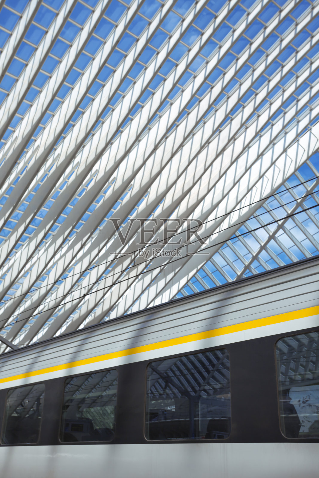 未来主义火车站的旅客列车照片摄影图片