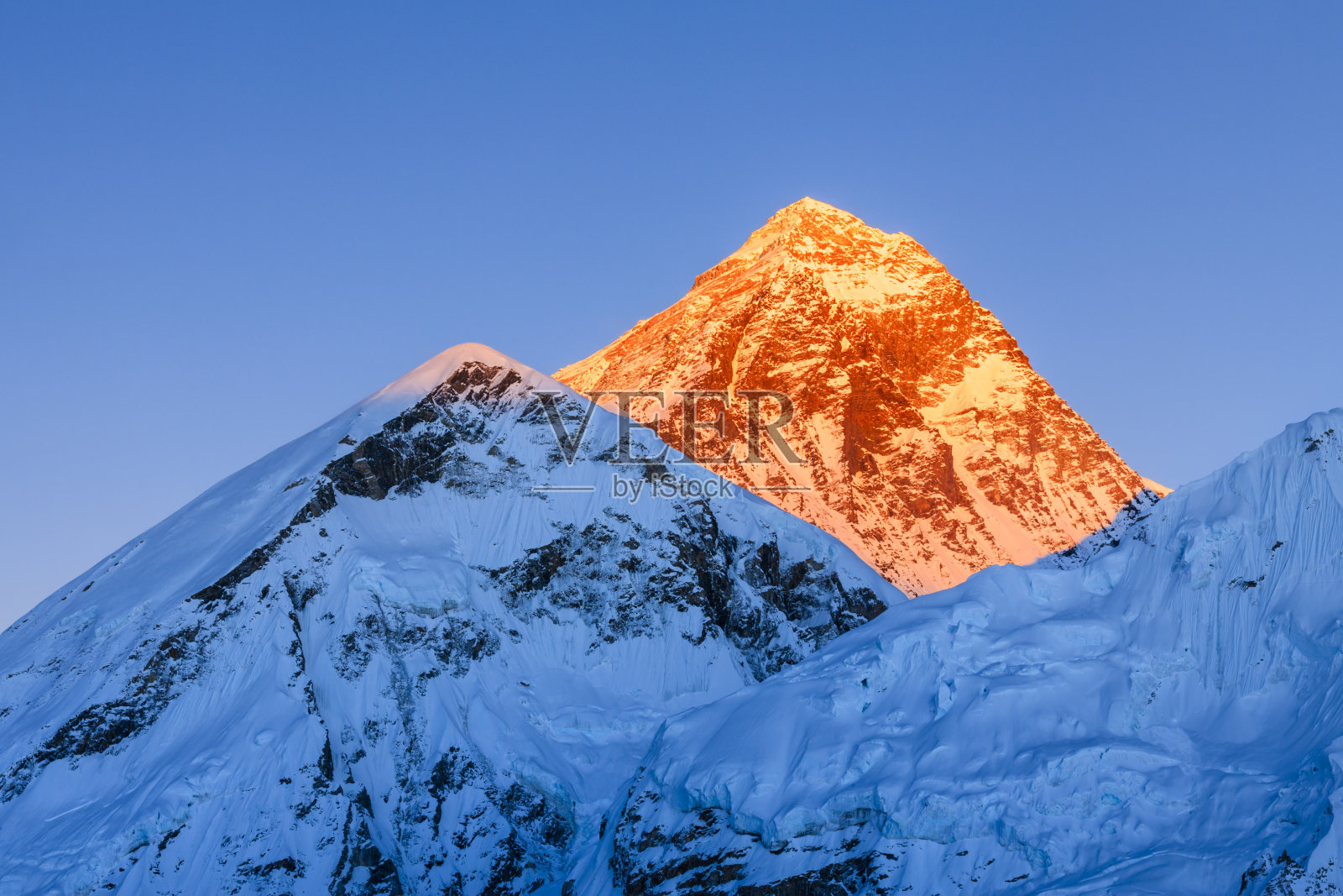 世界之巅——珠穆朗玛峰上的日落照片摄影图片