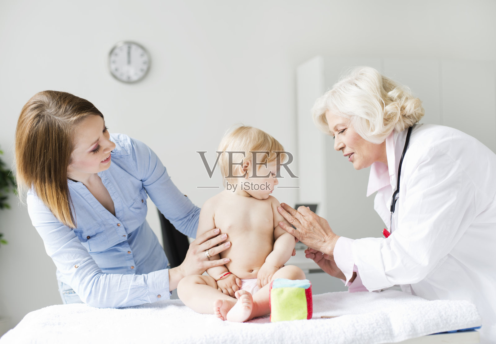 可爱宝宝接种疫苗照片摄影图片