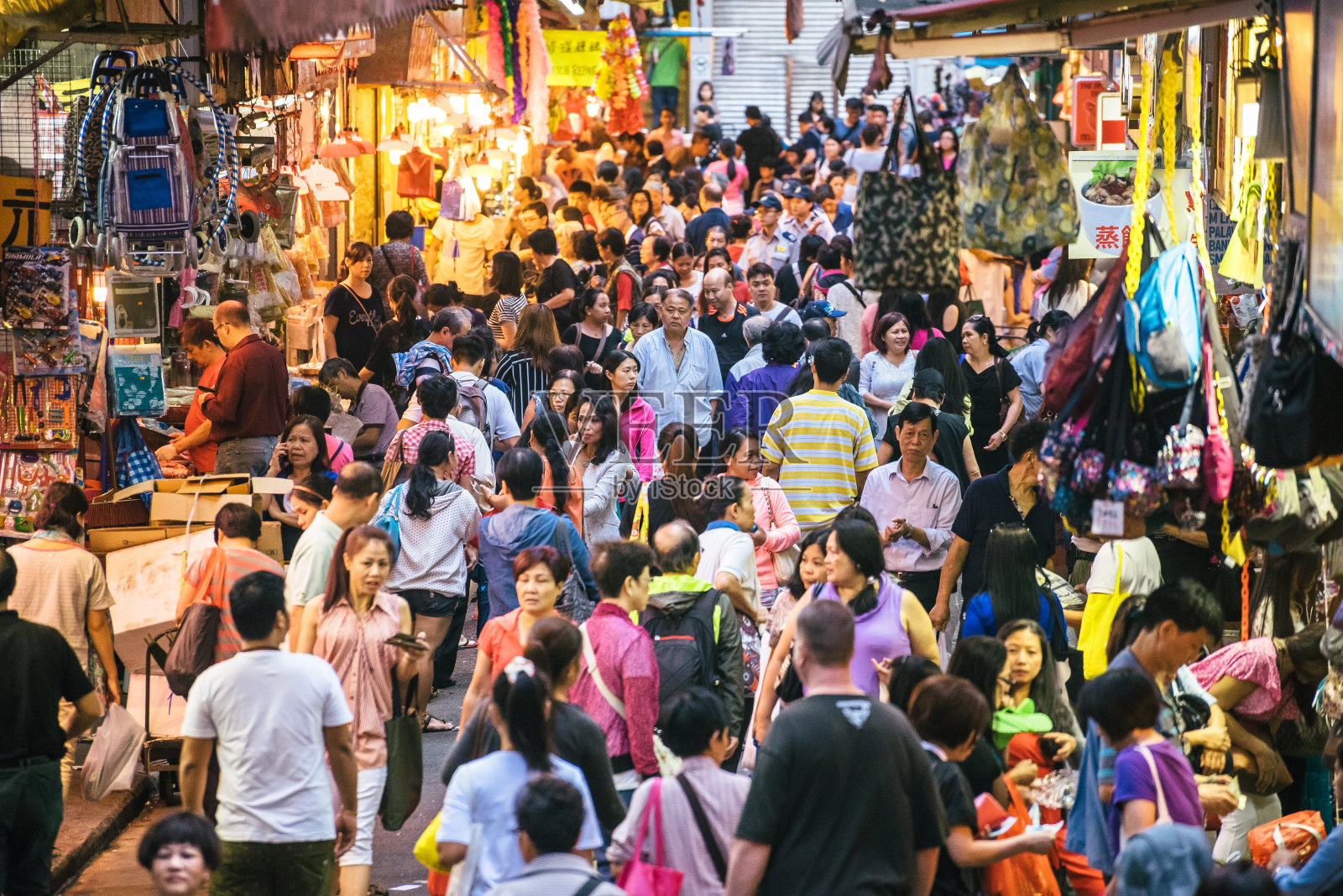 在中国香港，人们蜂拥着穿过街道照片摄影图片