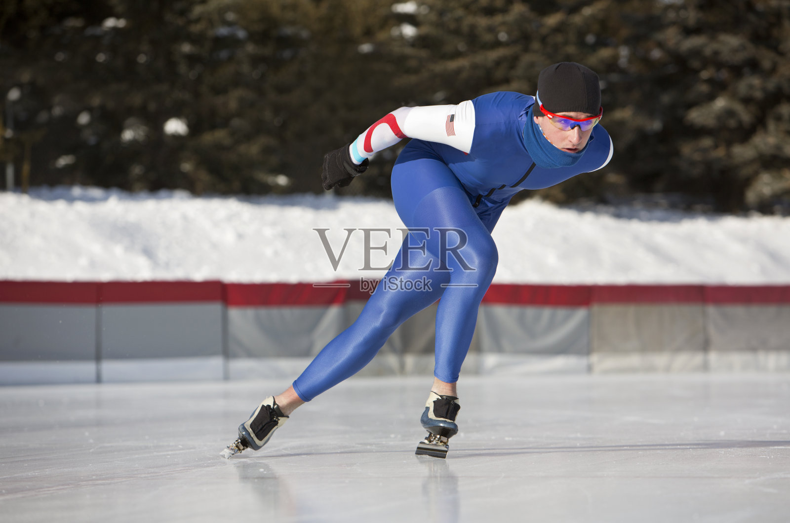 男子运动员在一个寒冷的冬天滑冰。照片摄影图片