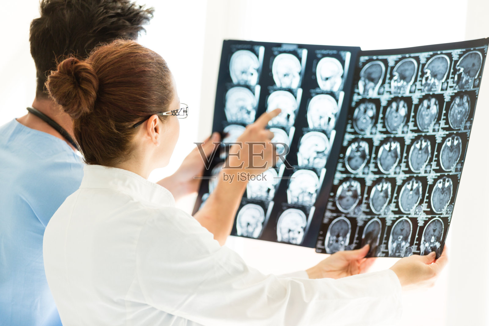 医生正在看大脑的核磁共振扫描照片摄影图片