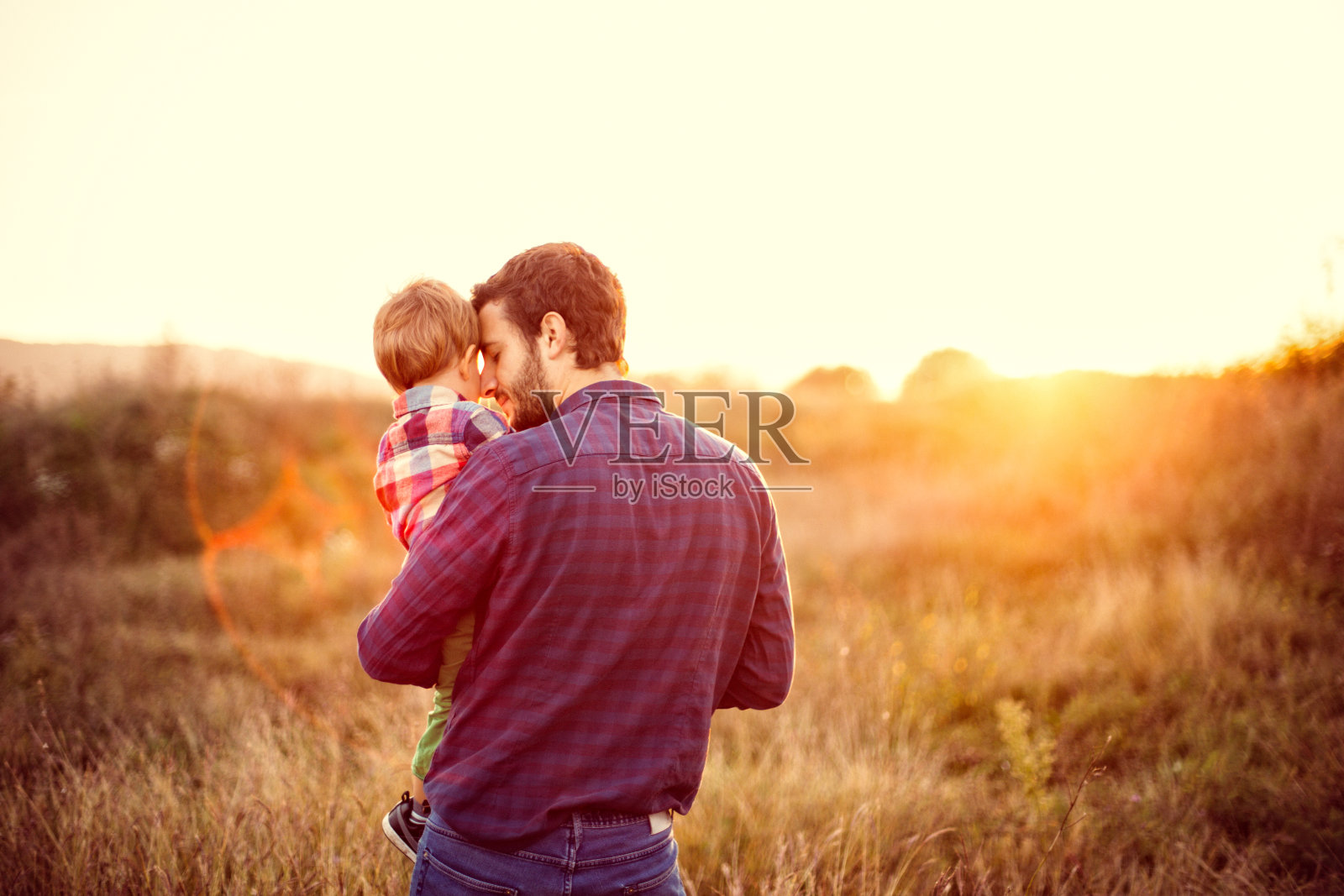 父亲和儿子照片摄影图片