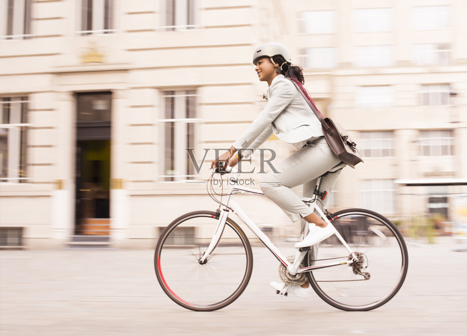 自行车女商人通勤照片摄影图片