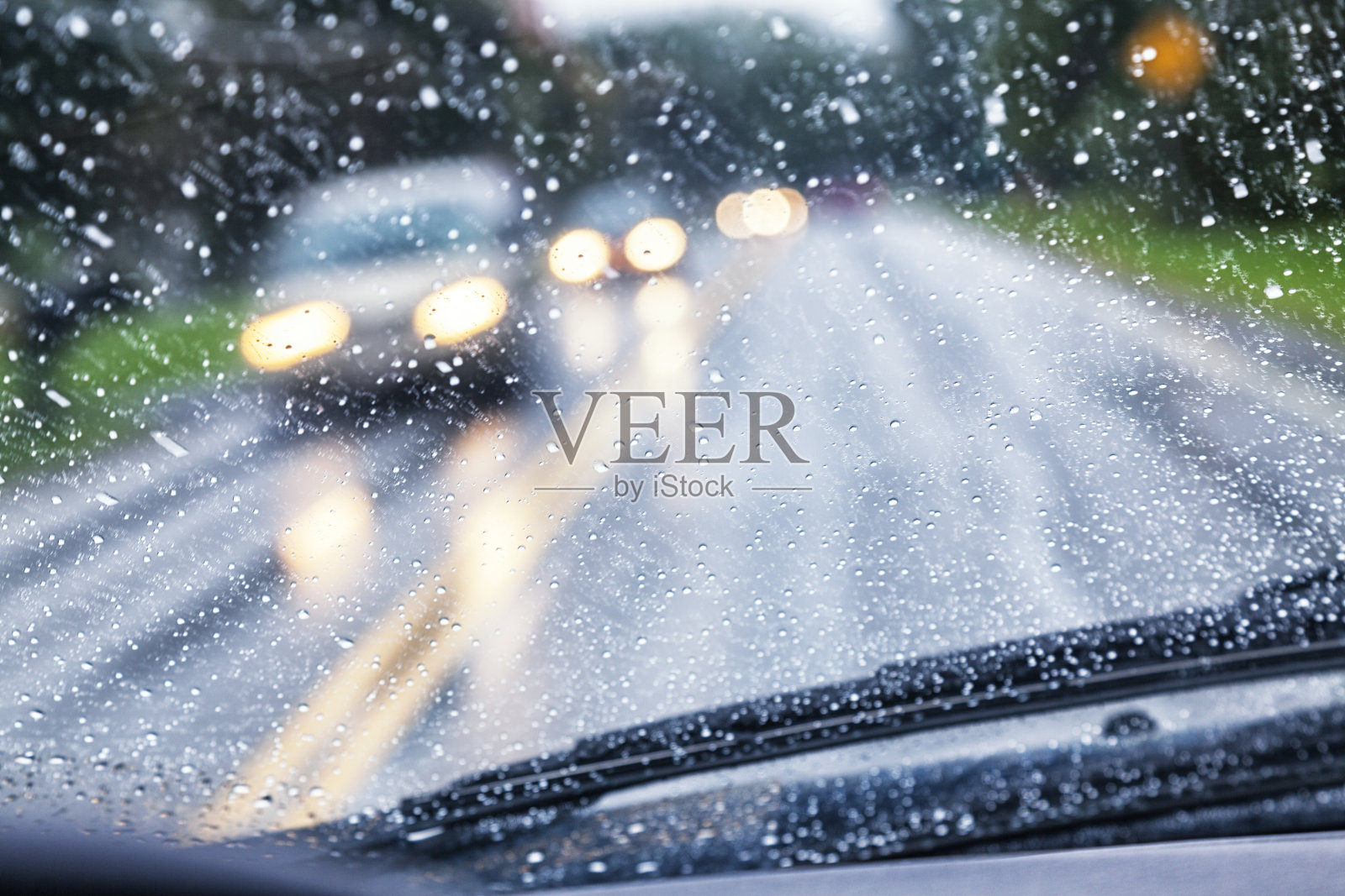 在暴雨期间，高速公路司机POV穿过雨滴汽车的挡风玻璃照片摄影图片