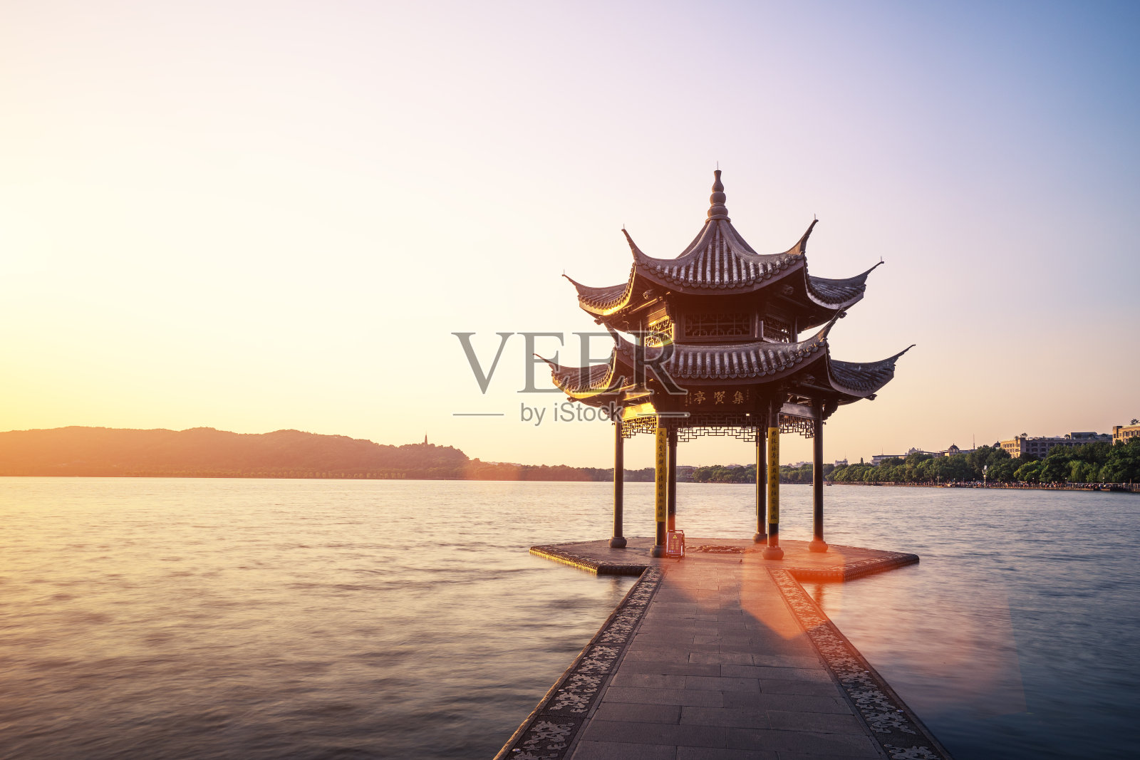 中国古代亭子与日落在西湖照片摄影图片