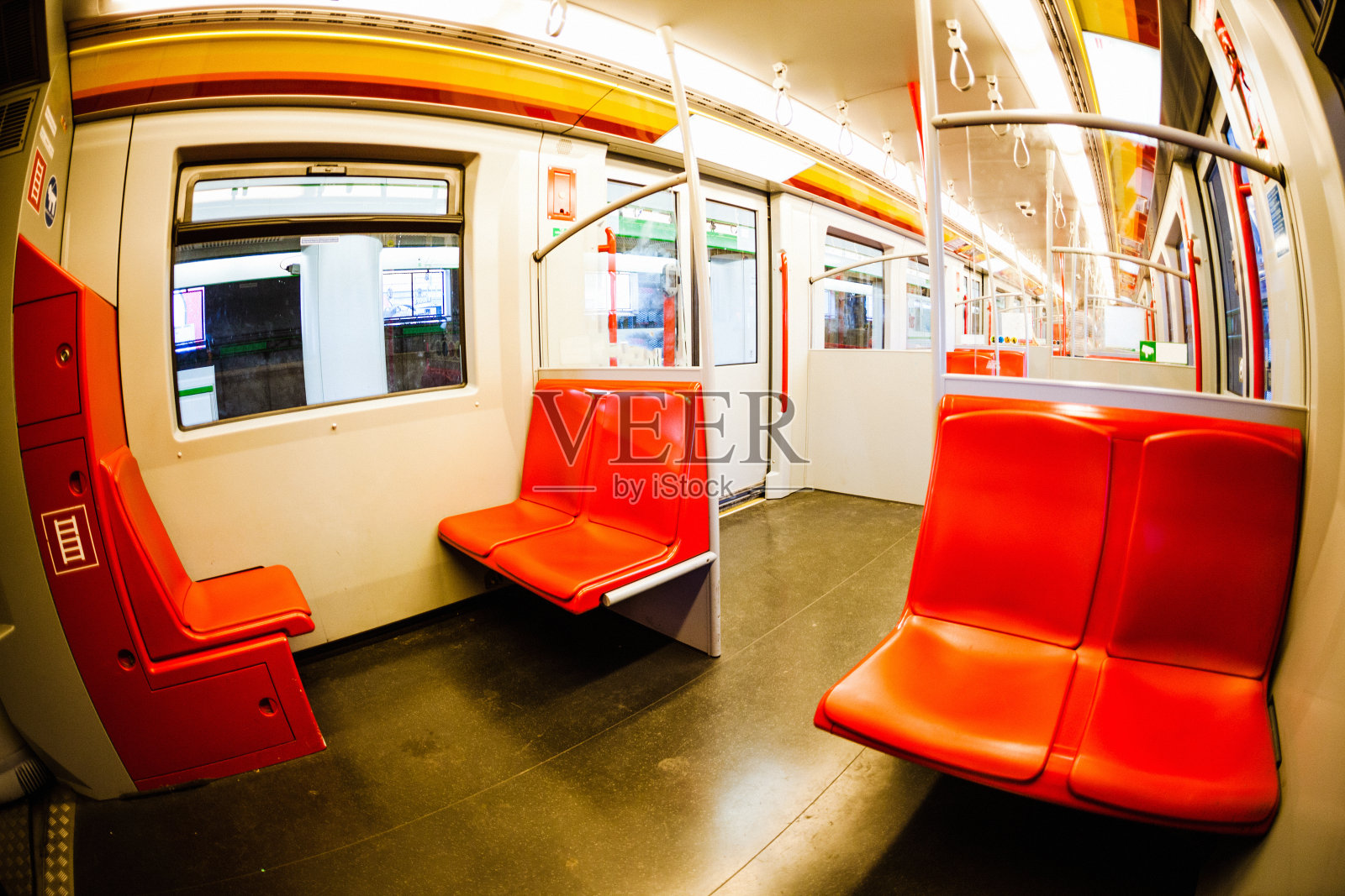 奥地利维也纳的一列空车厢火车。照片摄影图片