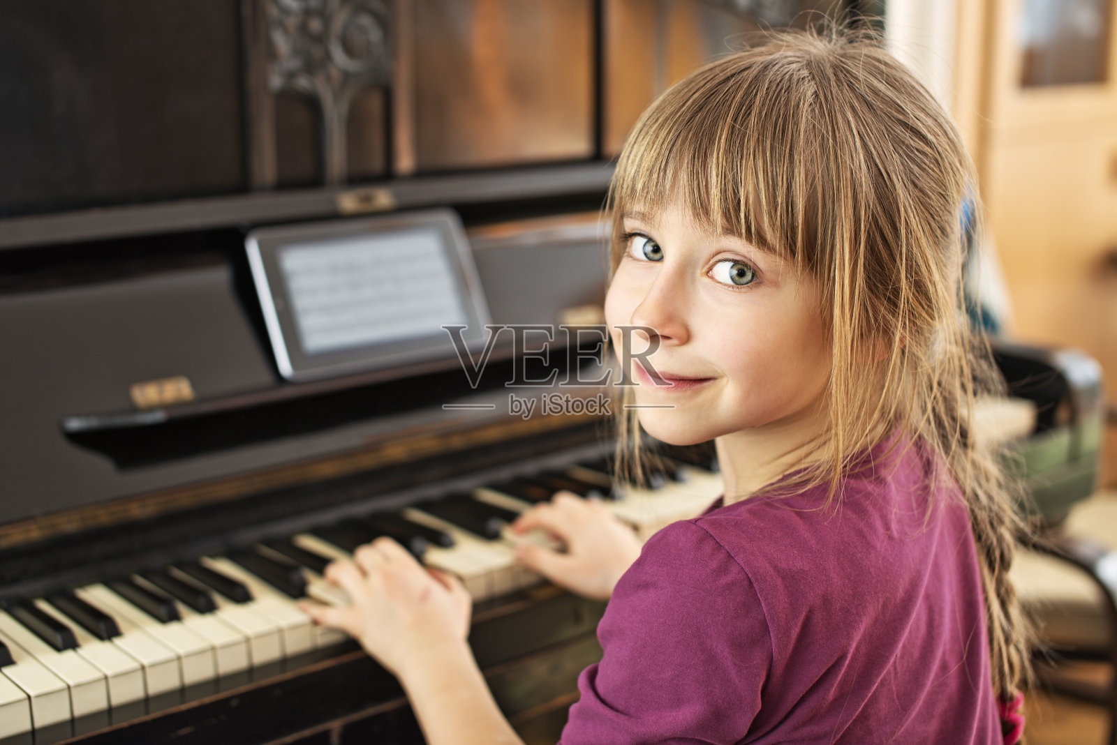 小女孩在弹钢琴照片摄影图片