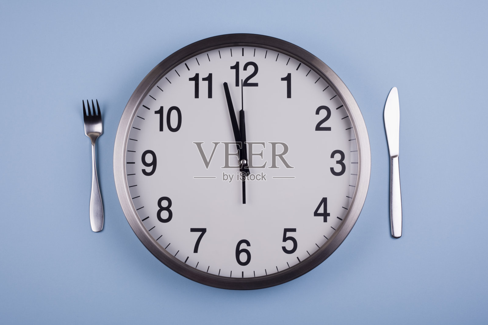充当盘子的时钟代表午餐时间照片摄影图片