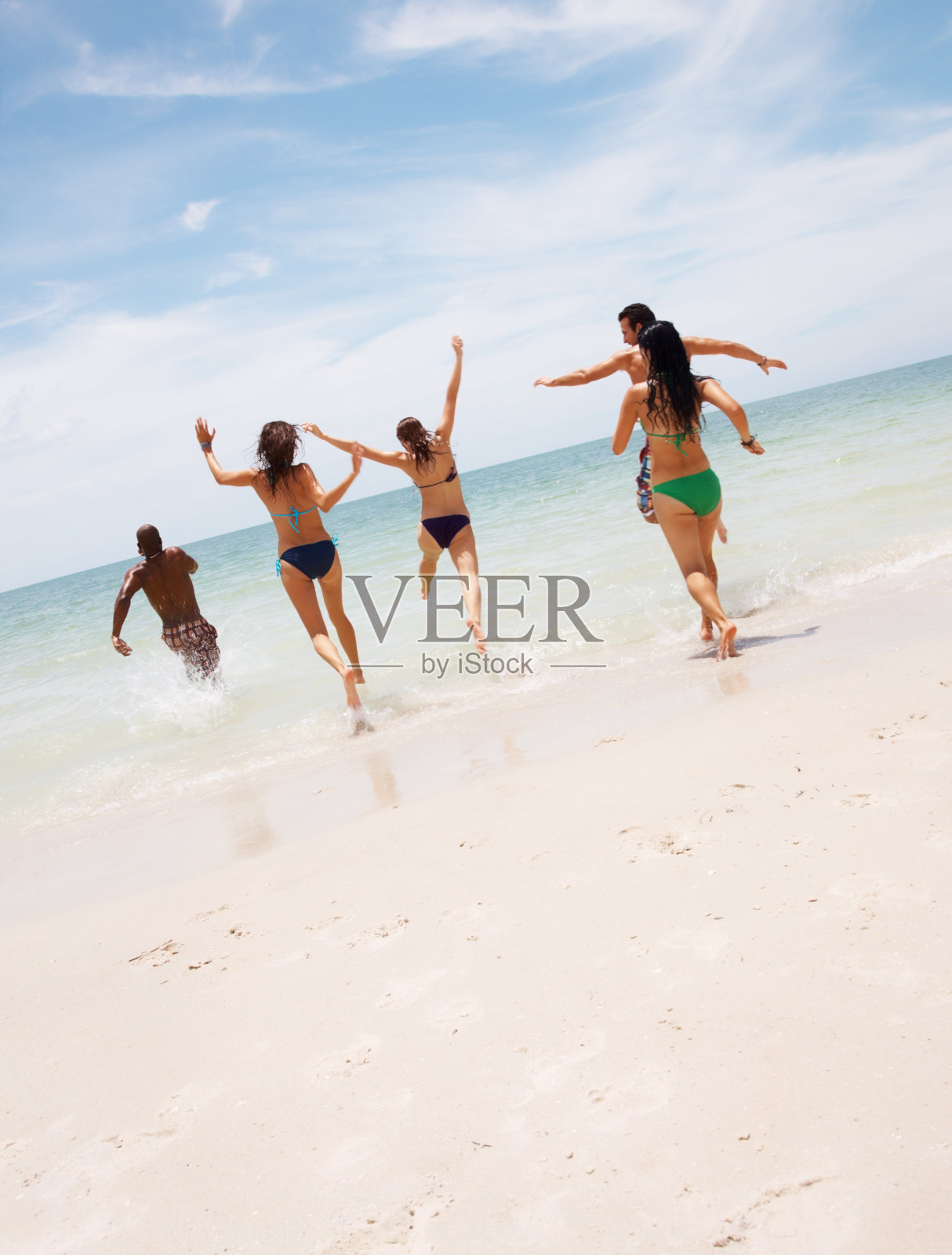 年轻的朋友一起在海滩上跑步的后视图照片摄影图片