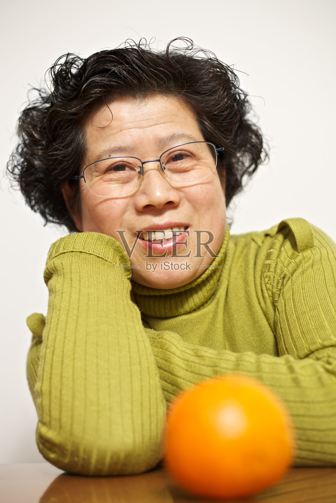 成熟女人吃橘子照片摄影图片