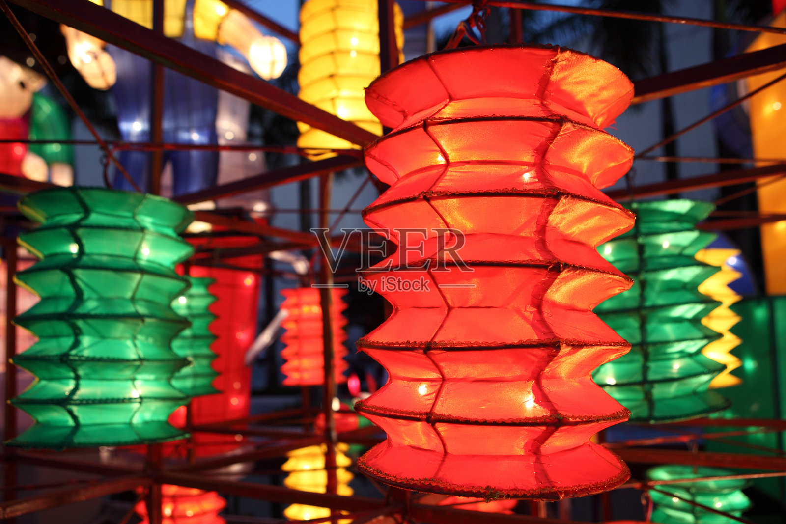 绿色，黄色和红色的灯笼在中秋节照片摄影图片