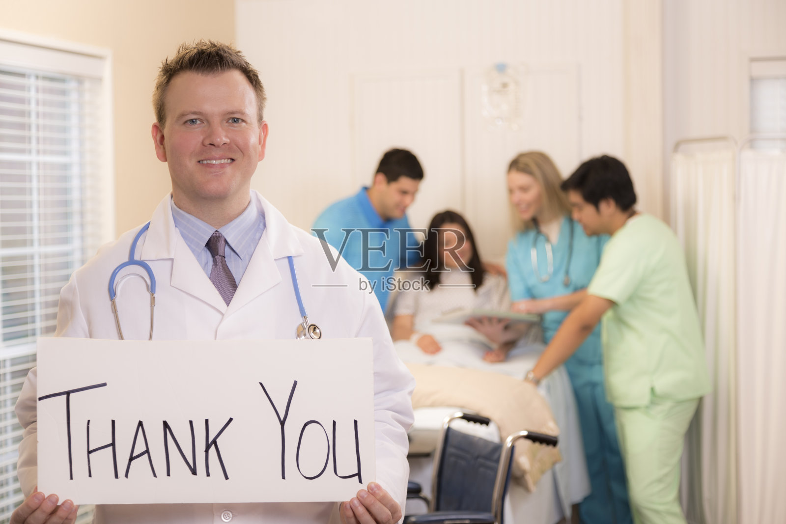 医疗保健:医生手持“谢谢”标志。耐心,员工背景。照片摄影图片