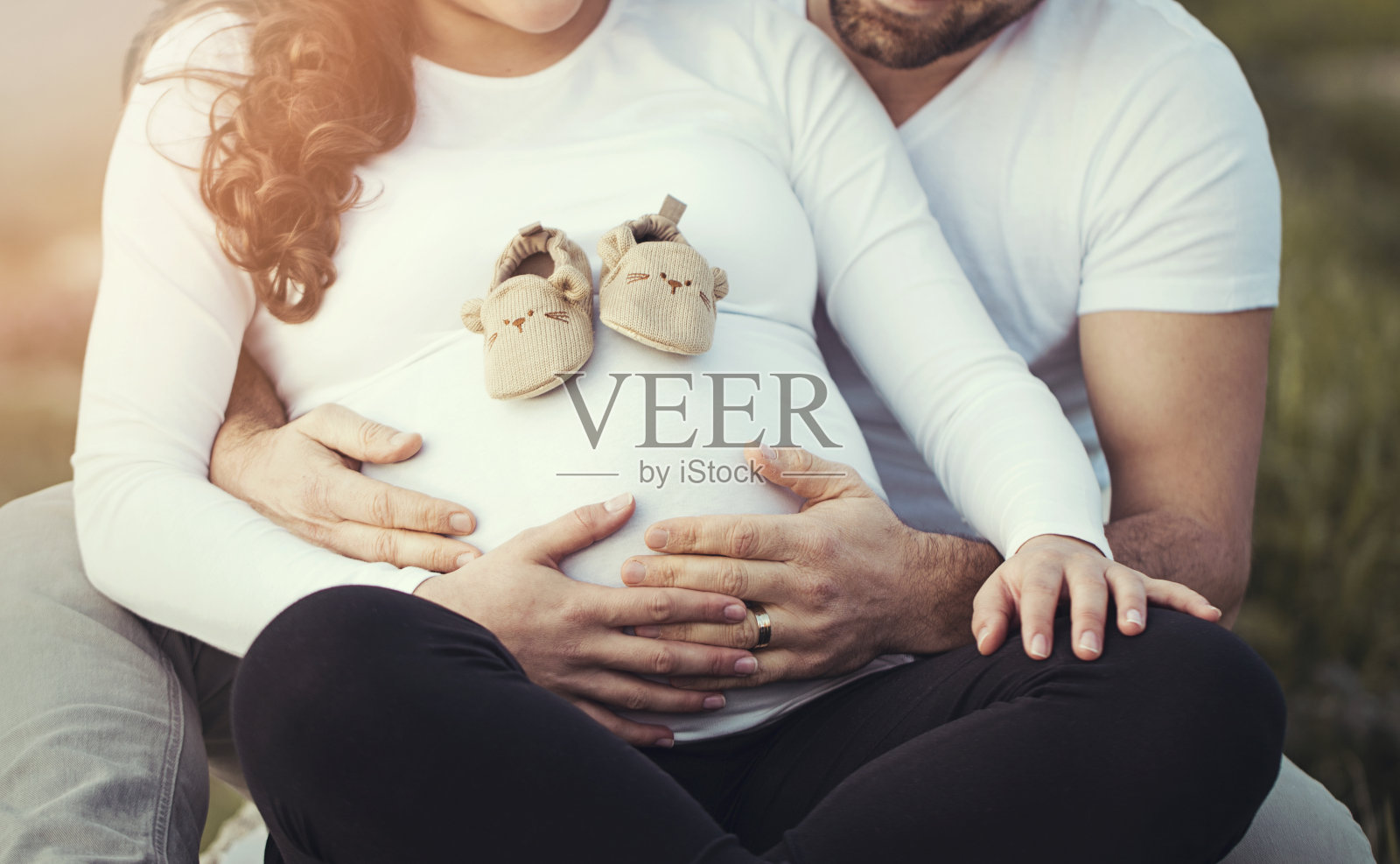 一对年轻夫妇期待着一个新的宝宝照片摄影图片