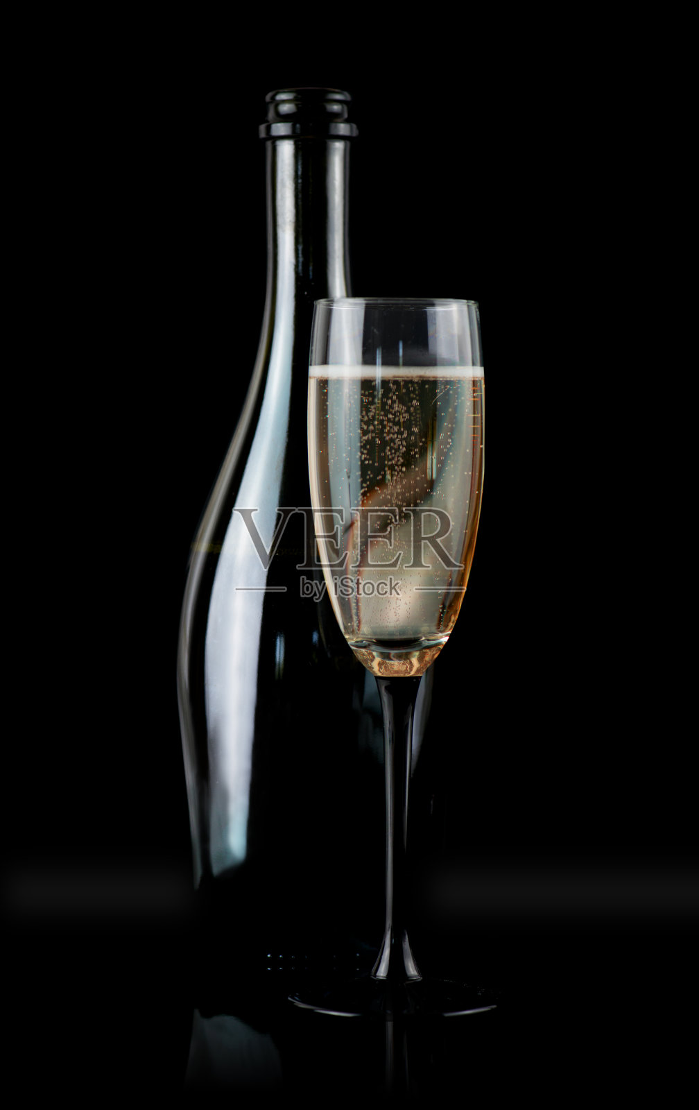 玻璃杯和一瓶香槟照片摄影图片
