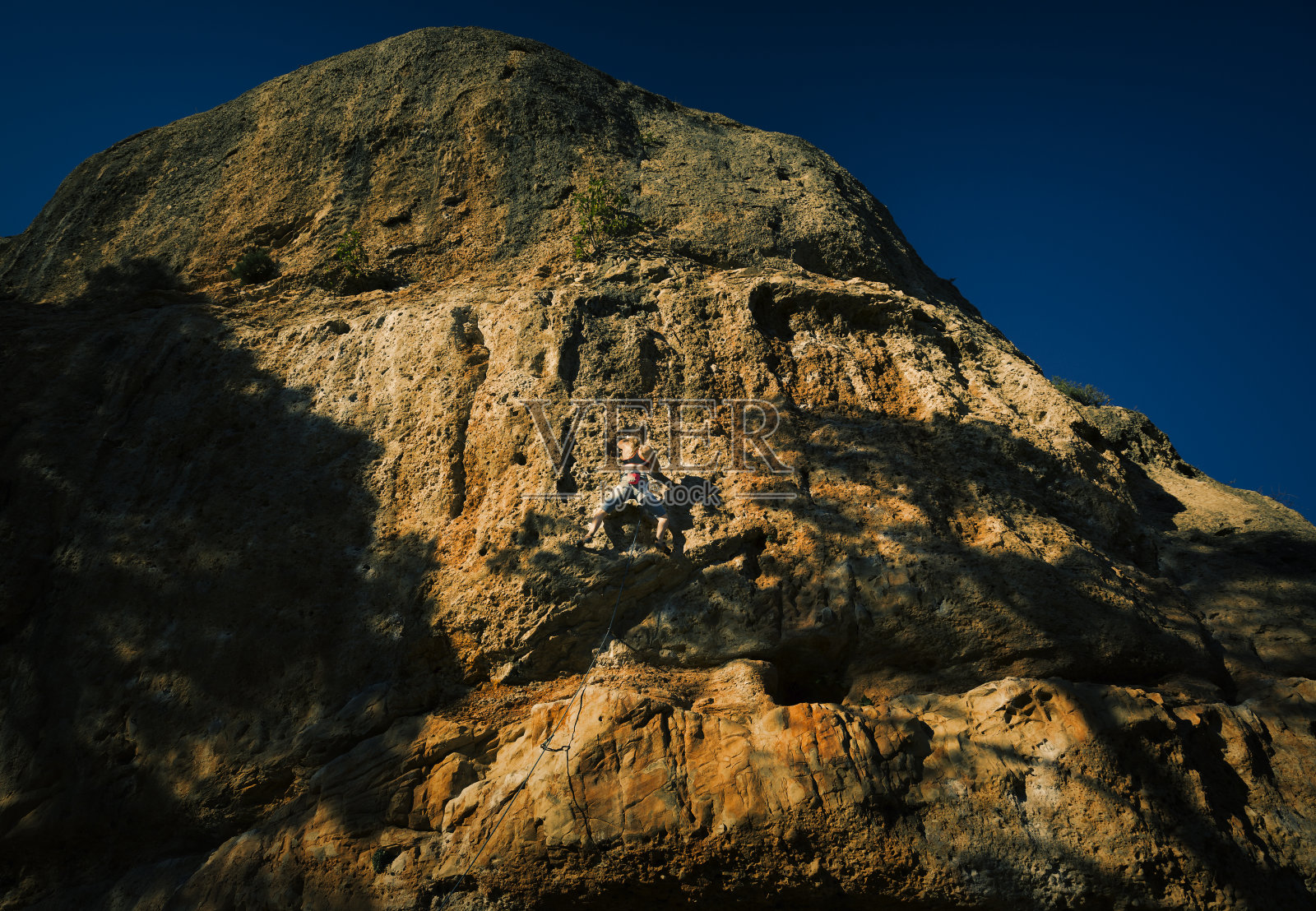 西班牙加泰罗尼亚Margalef的女攀岩者照片摄影图片