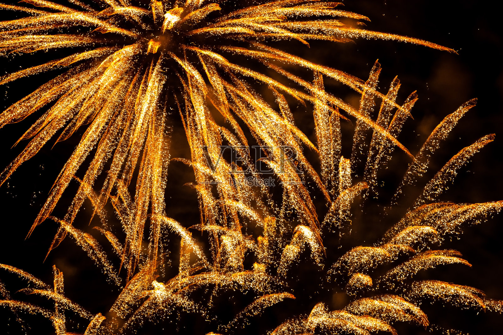 烟花和金粉在天空-烟火表演在迪拜的天空庆祝新年照片摄影图片
