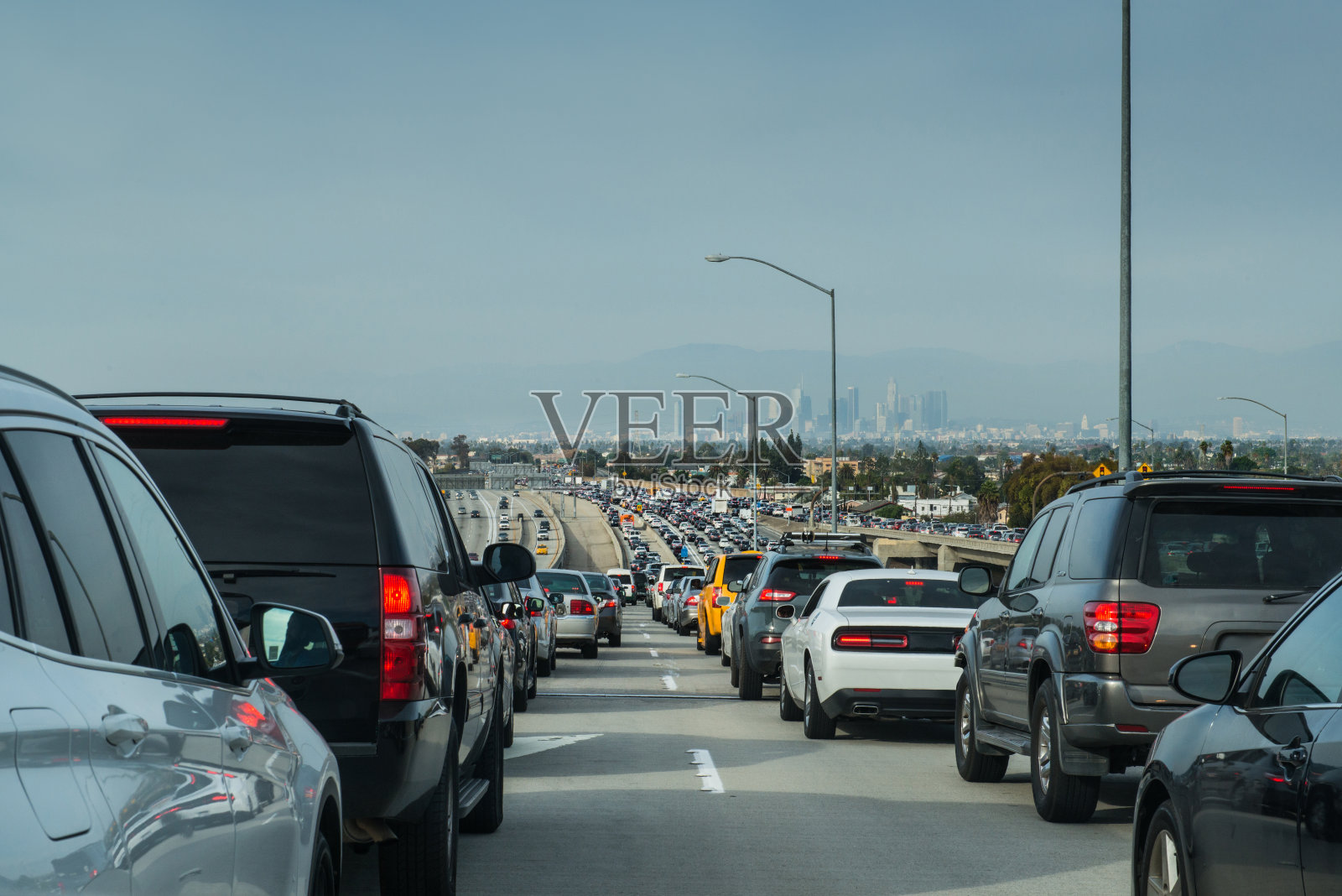 俯瞰市中心天际线的洛杉矶交通堵塞照片摄影图片