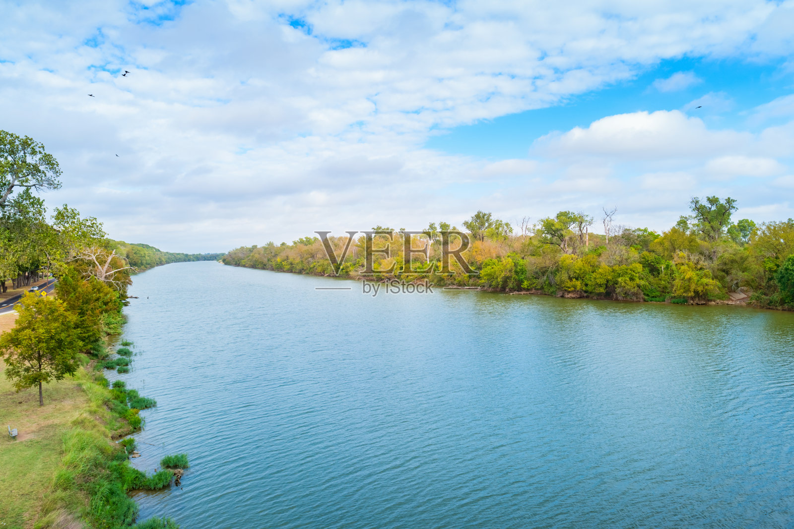 美国德克萨斯州韦科的卡梅伦公园和布拉索斯河照片摄影图片