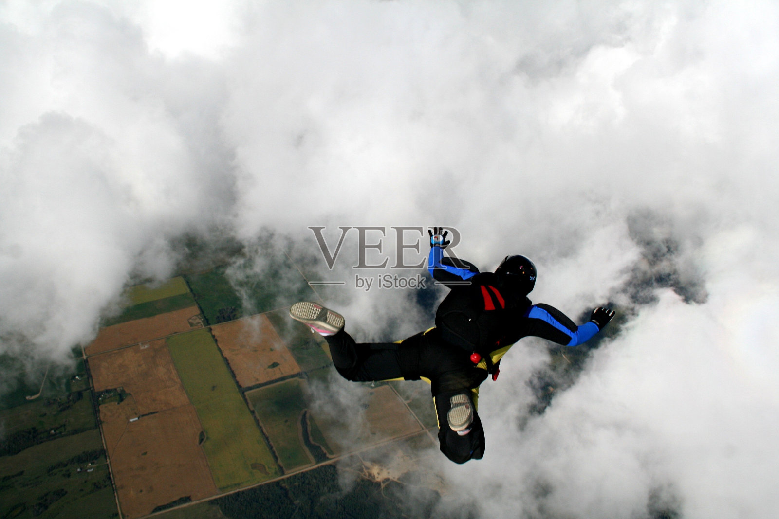 穿过云层——跳伞照片摄影图片