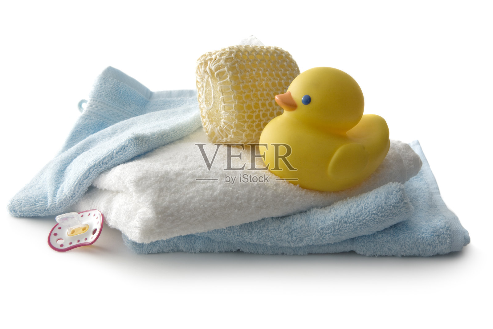 沐浴用品:毛巾，橡皮鸭，海绵和奶嘴照片摄影图片