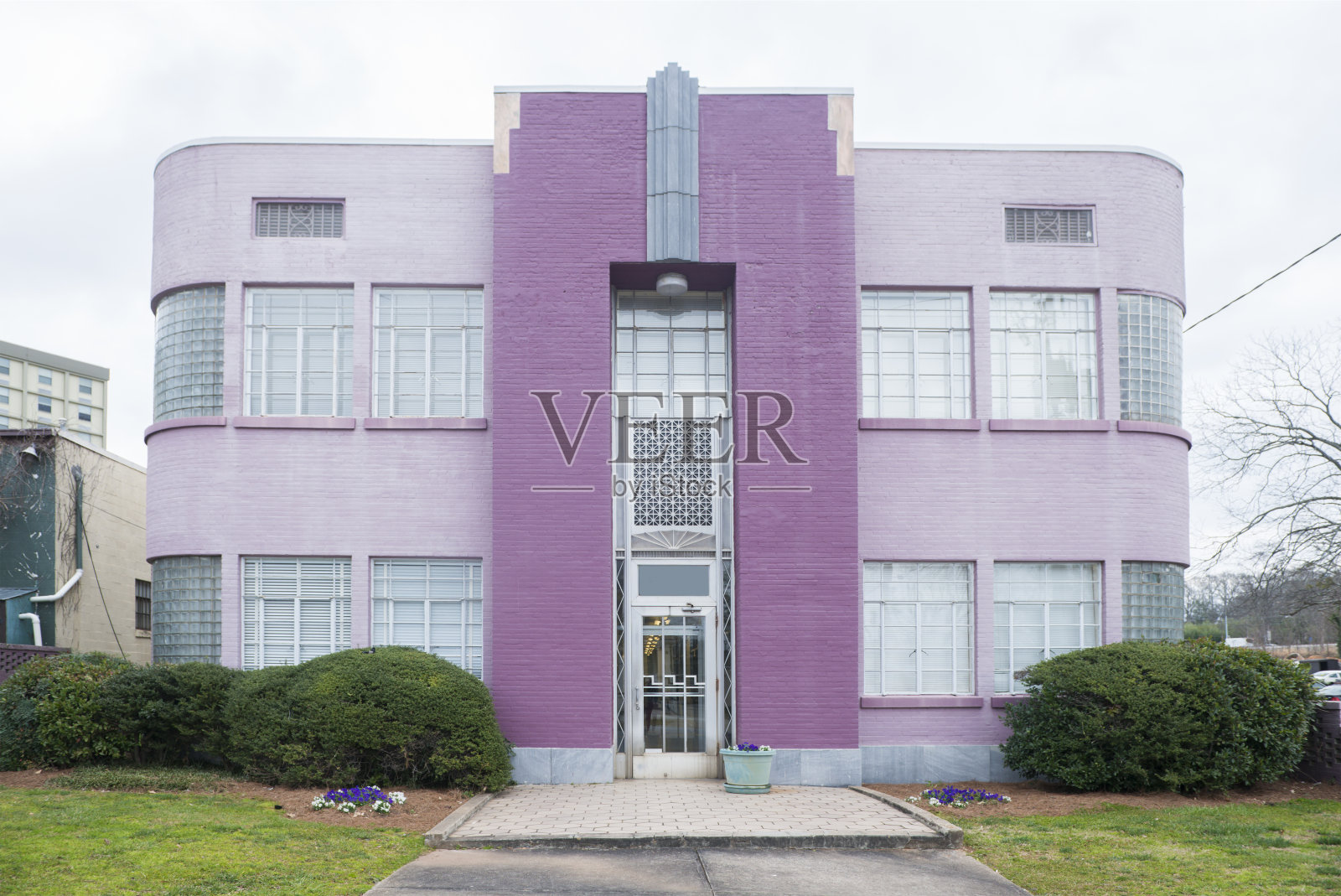 乔治亚州迪凯特的紫色装饰艺术公寓楼照片摄影图片
