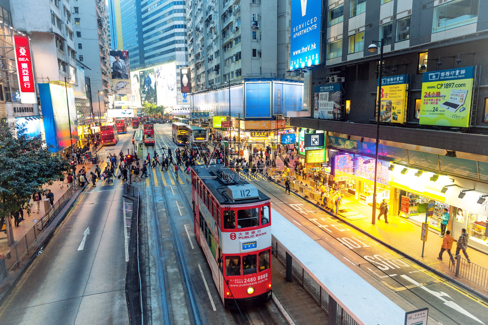 美丽的粉红色有轨电车在中国香港照片摄影图片
