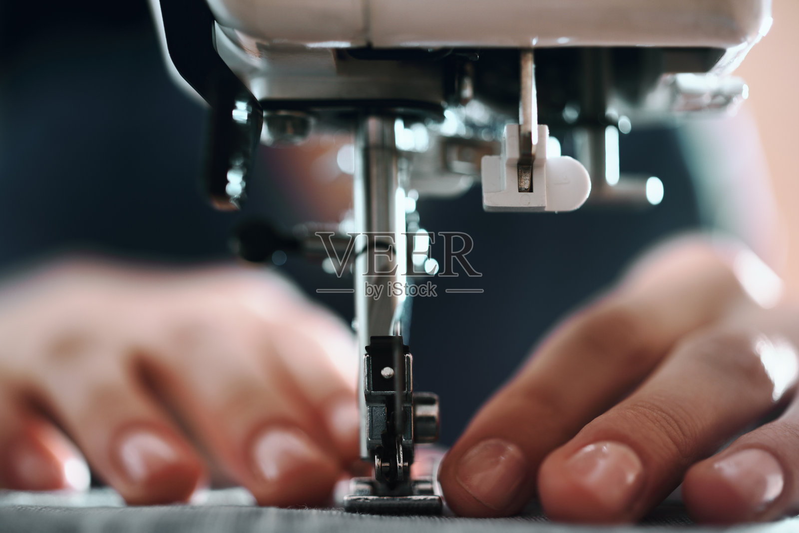 裁缝在缝纫机上工作照片摄影图片