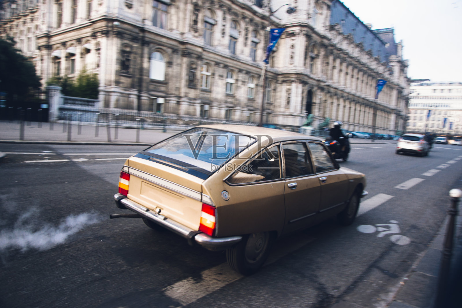 巴黎的老旧污染车照片摄影图片