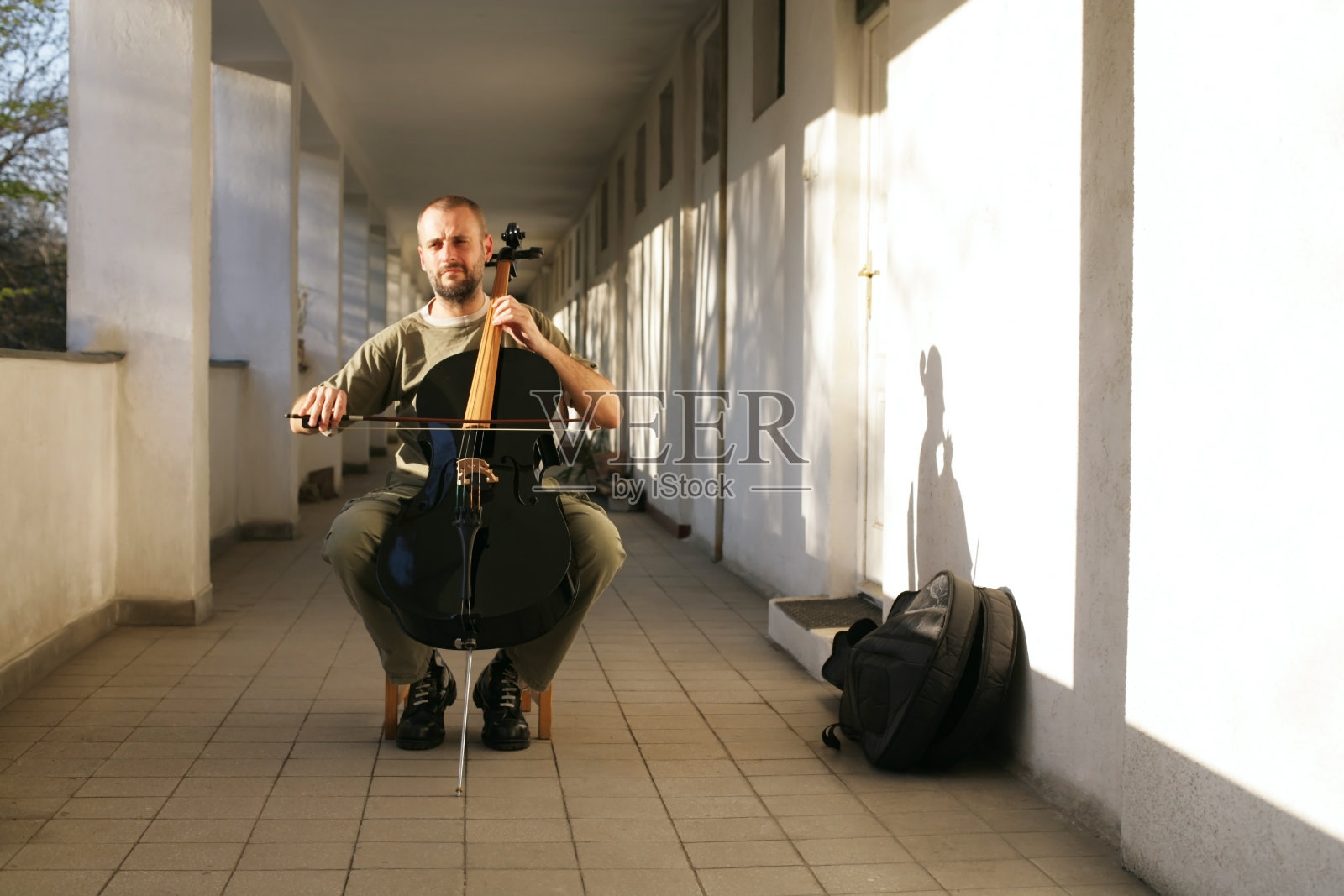 音乐家练习他的大提琴照片摄影图片