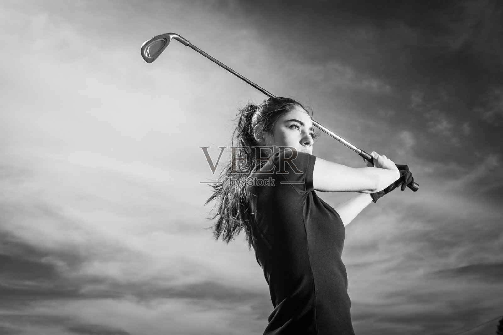 年轻的西班牙女子高尔夫球手准备击球照片摄影图片
