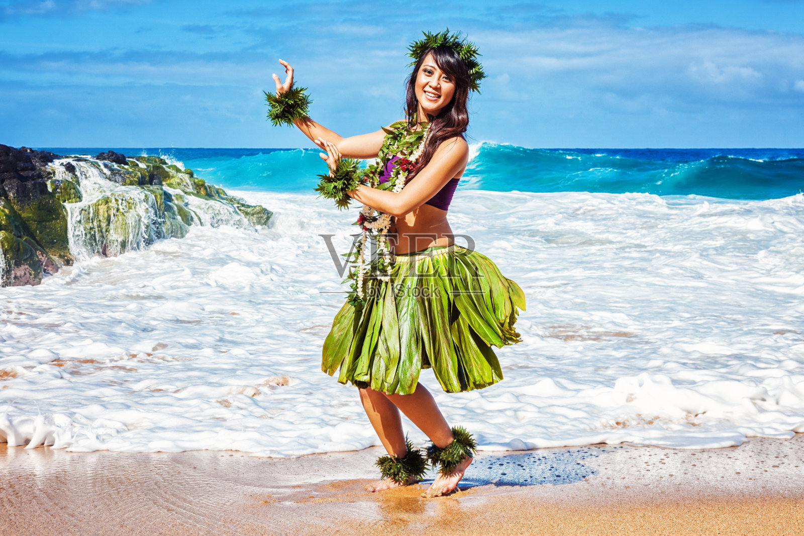 海滩上的夏威夷草裙舞照片摄影图片