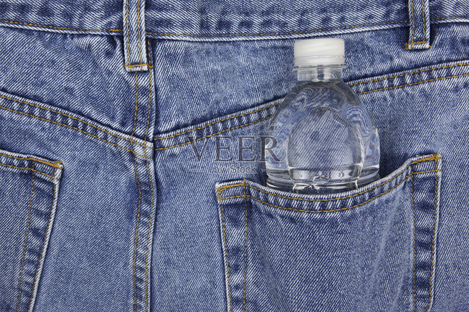 口袋里的水瓶照片摄影图片