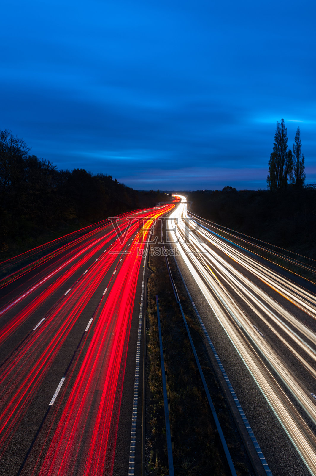 高速公路夜间灯光照片摄影图片