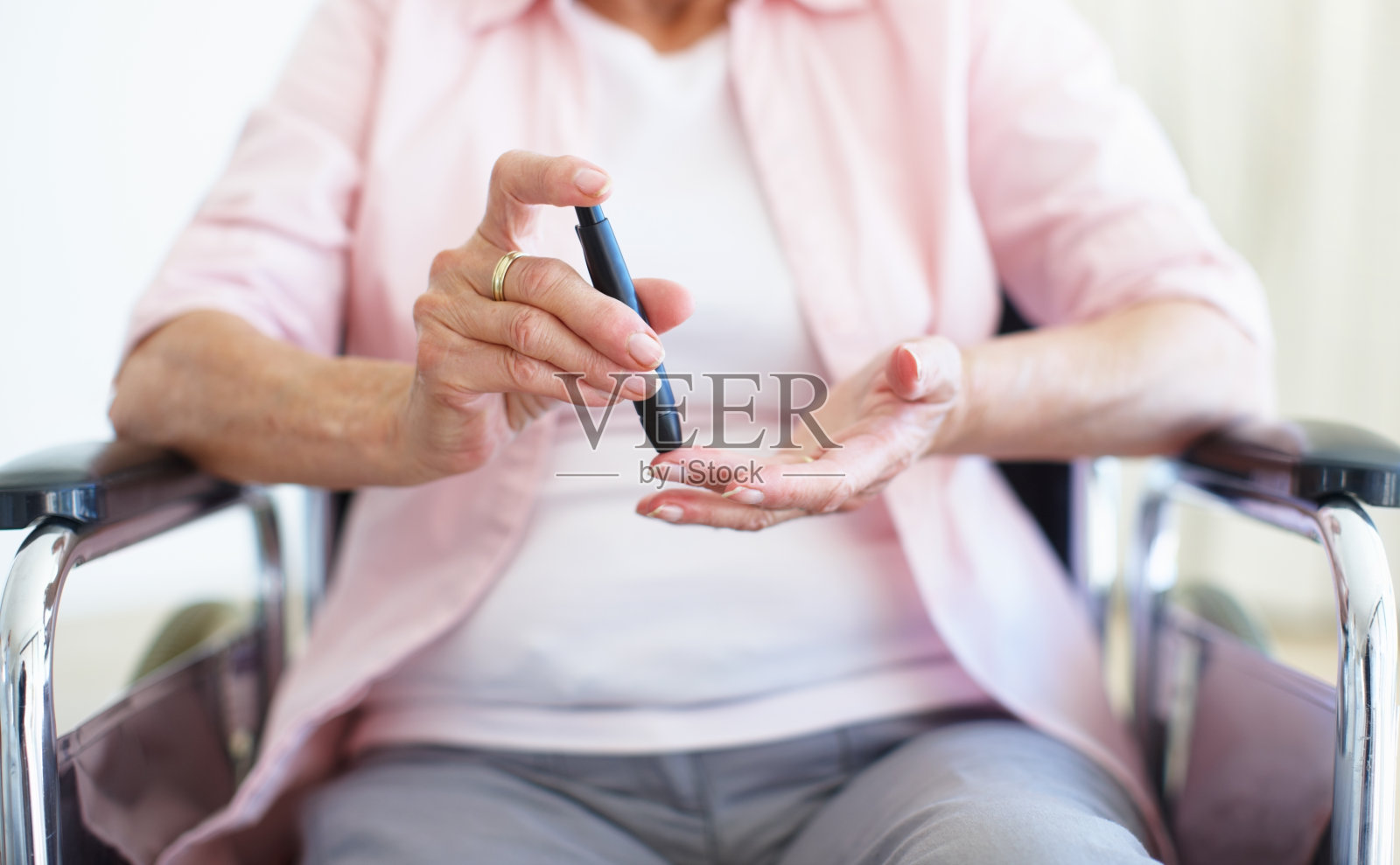 针刺手指-糖尿病/老年人健康照片摄影图片
