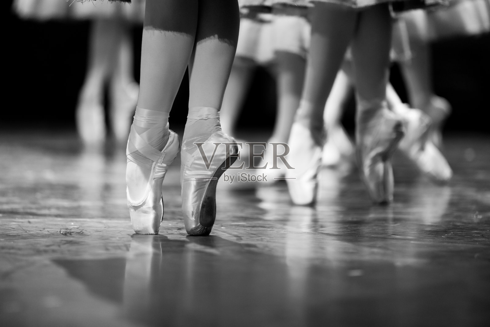 一个穿着黑白衣服的芭蕾舞女演员的腿照片摄影图片