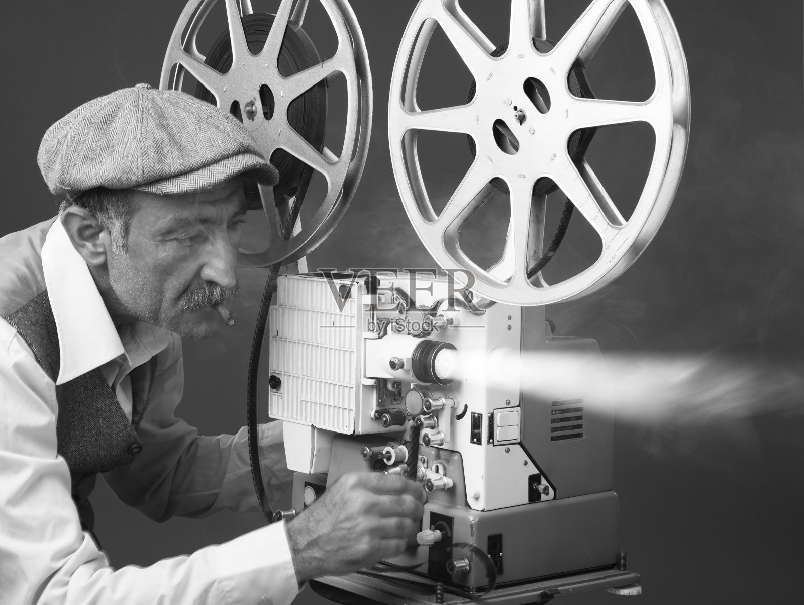 高级男子放映员开始电影与老式电影放映机照片摄影图片