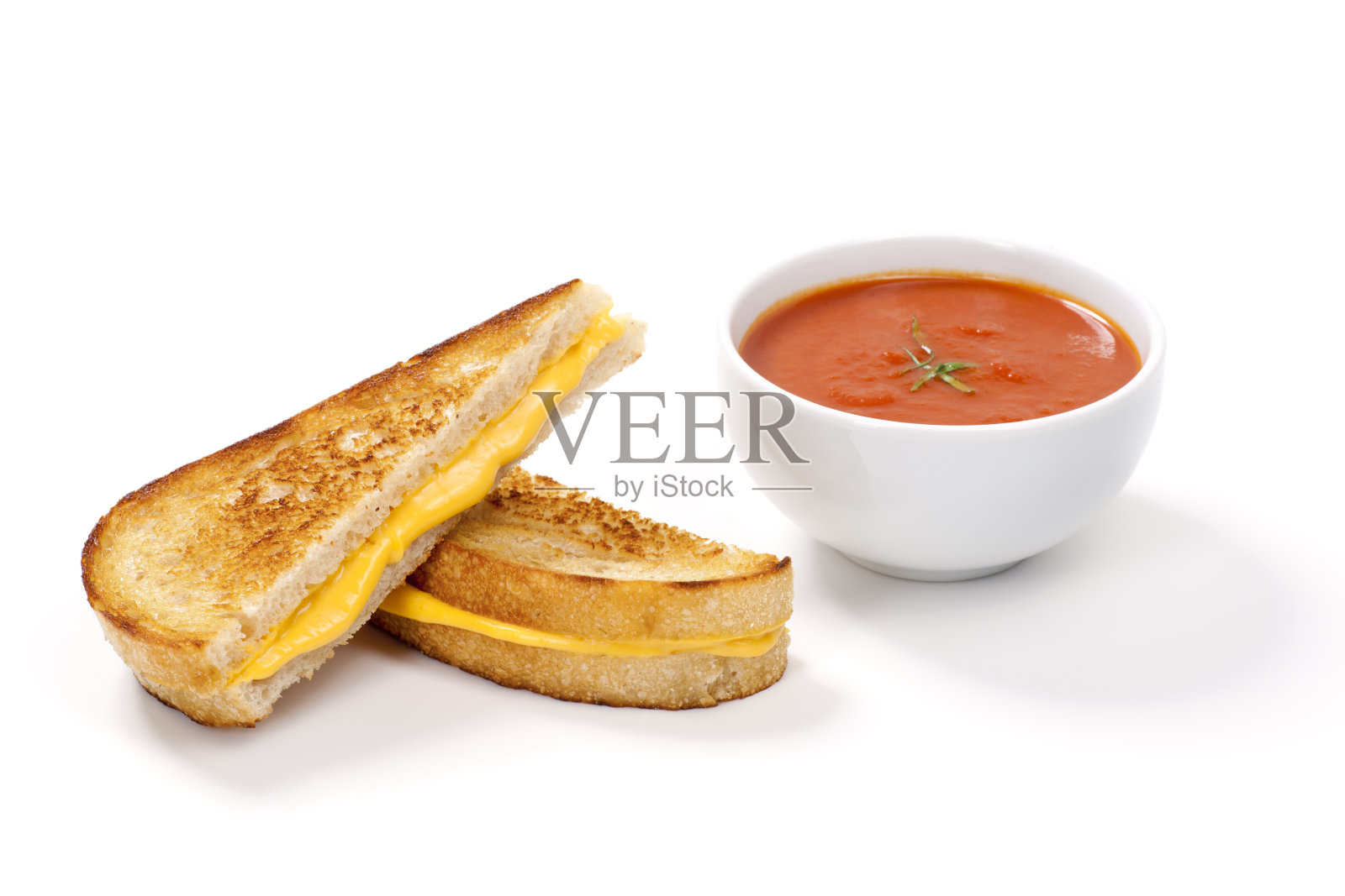 烤芝士三明治配酸面包和番茄汤照片摄影图片