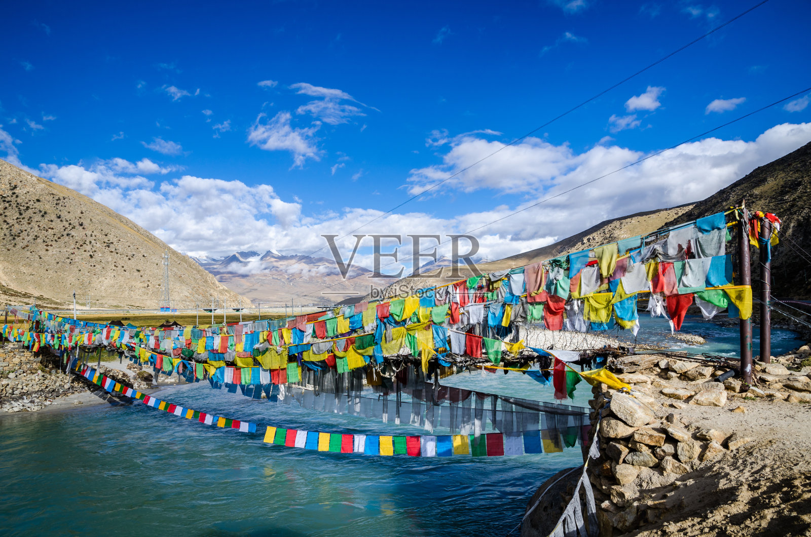 西藏的经幡桥照片摄影图片