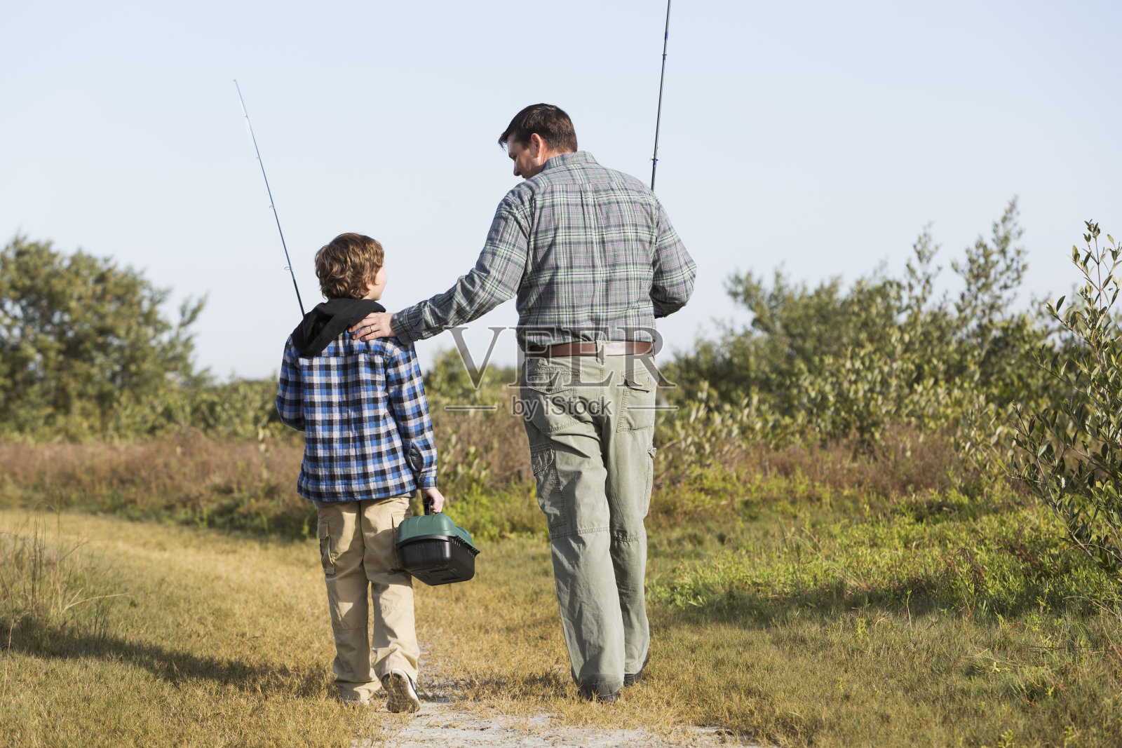 父亲和儿子去钓鱼照片摄影图片