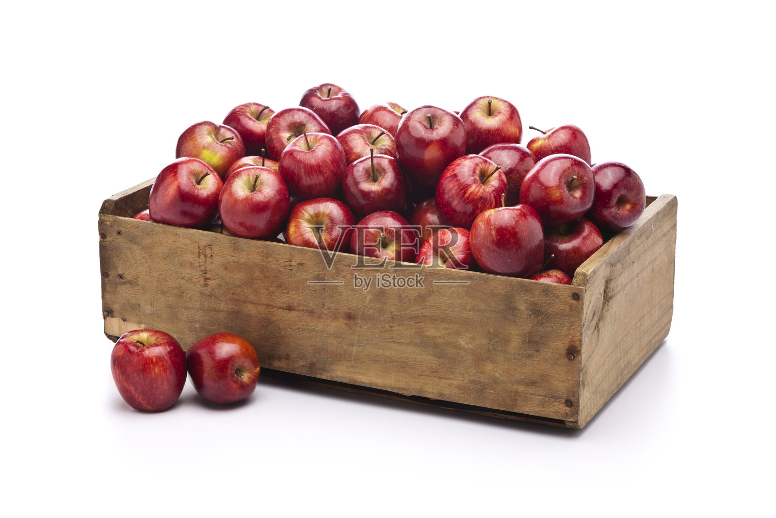 红苹果装在木箱里，白色背景上孤立照片摄影图片