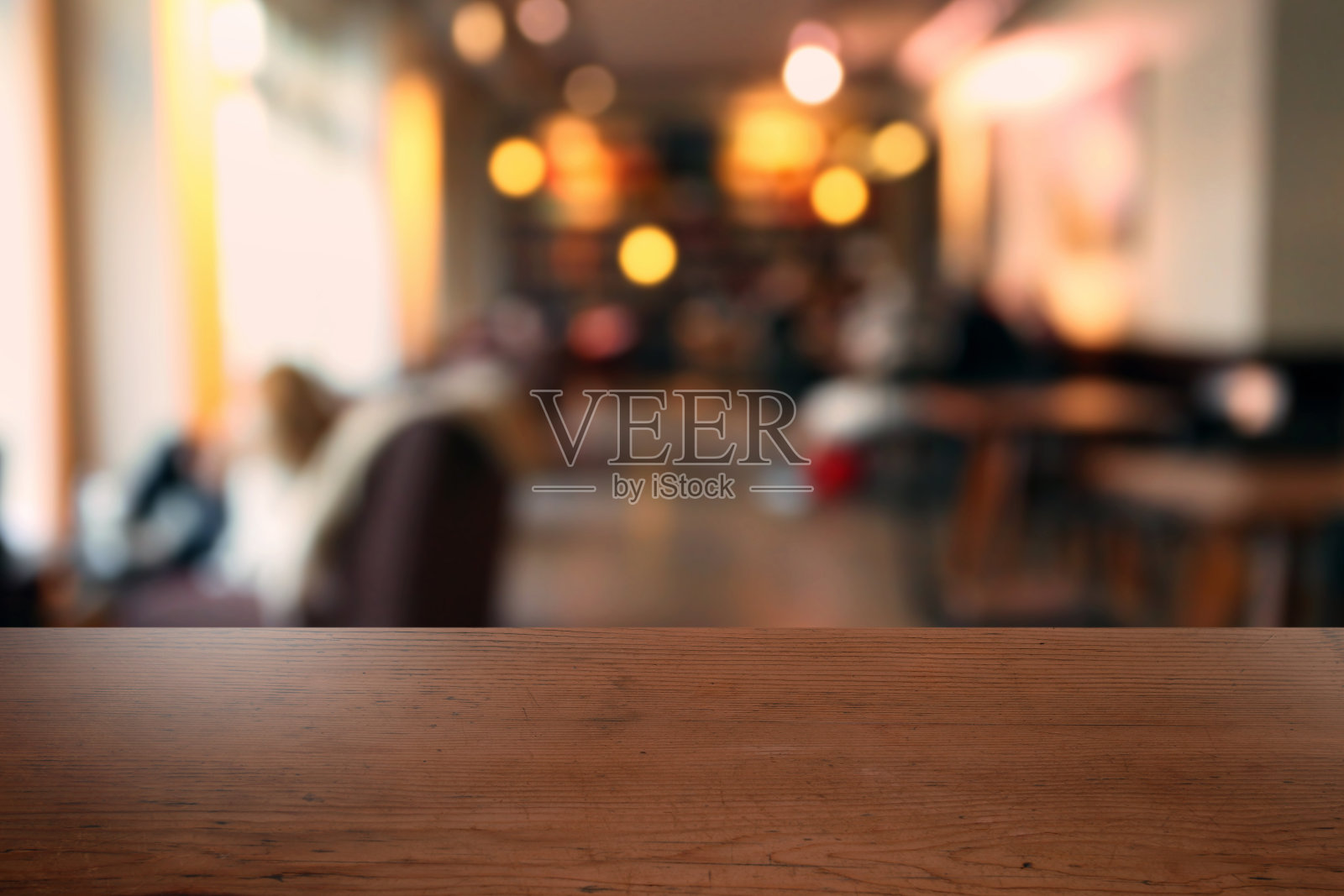 现代自助餐厅的空桌子，日光，散焦背景照片摄影图片