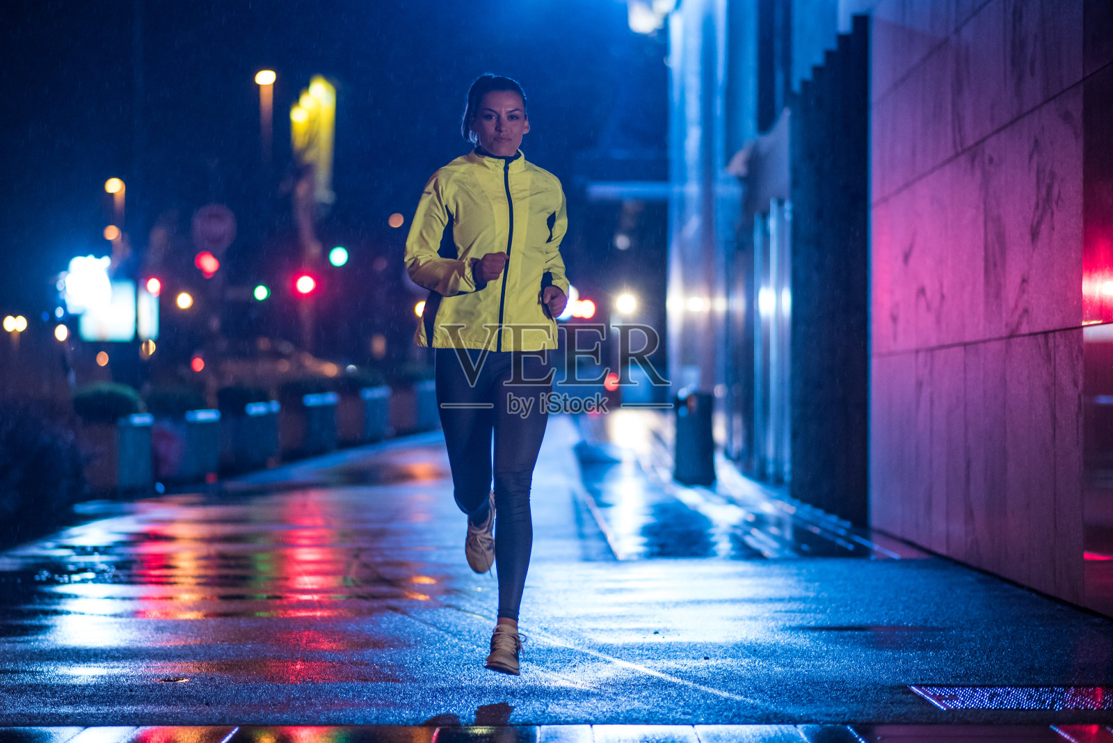 在城市里慢跑的女人照片摄影图片