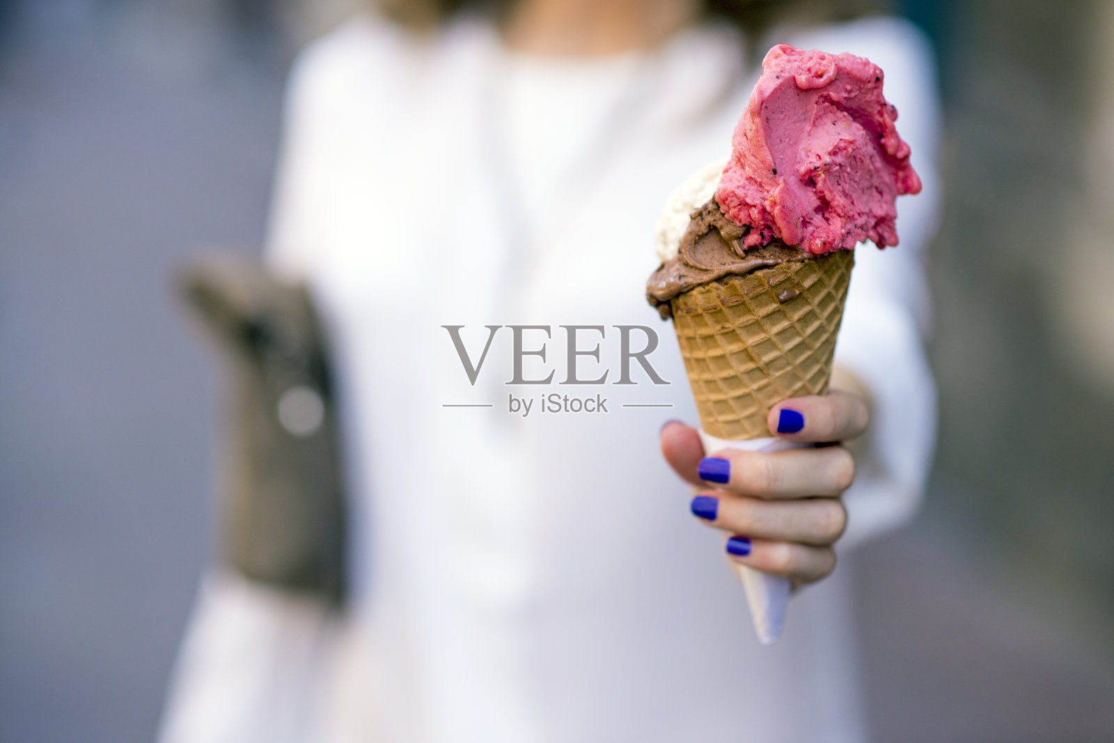 吃冰淇淋的女人照片摄影图片