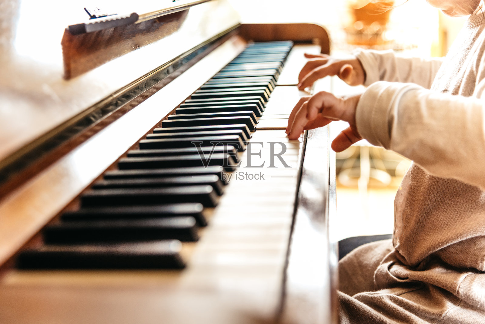 小女孩在弹一架旧钢琴照片摄影图片
