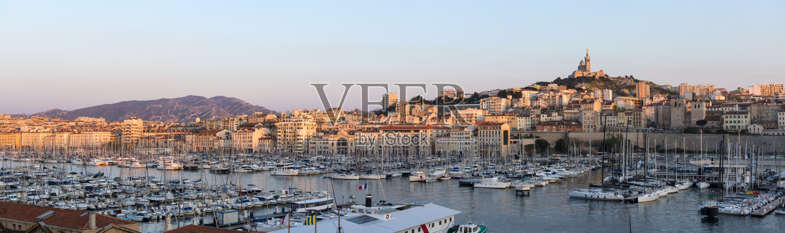 全景Vieux港(旧港)在马赛在最后的傍晚阳光，法国照片摄影图片