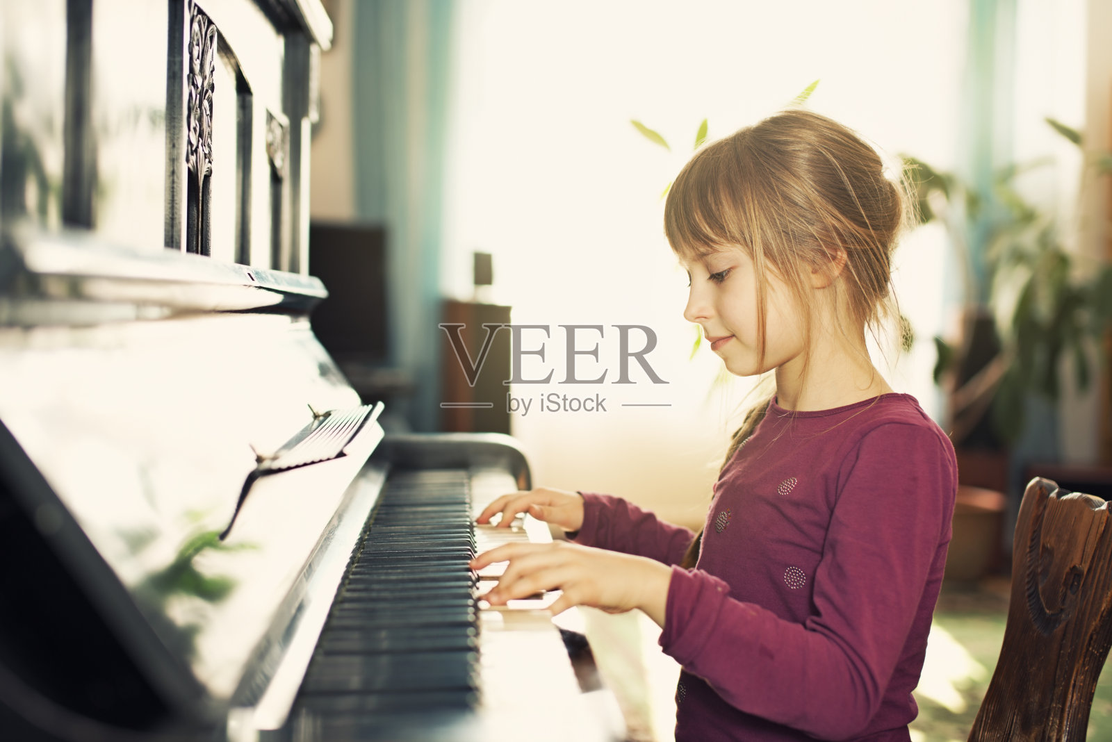 小女孩弹钢琴照片摄影图片