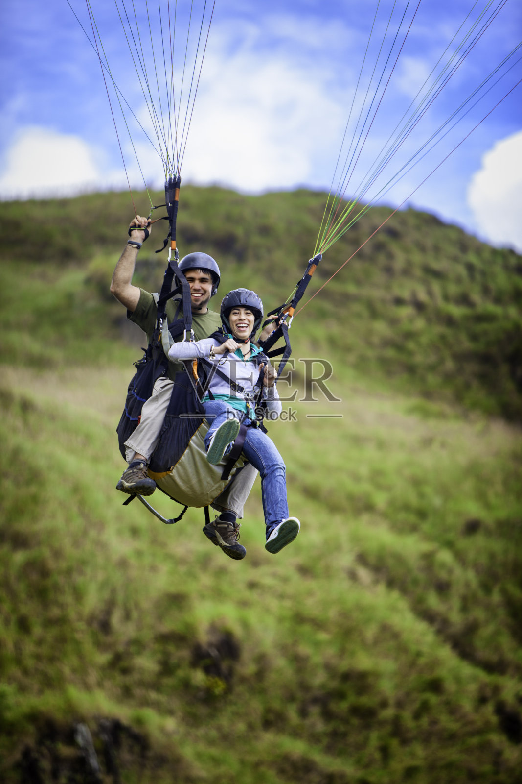 滑翔-年轻夫妇做串联滑翔伞照片摄影图片